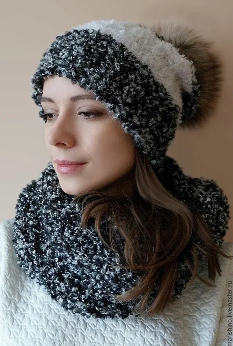 Шапка из буклированной пряжи. Вязаная шапка из букле спицами. Шапка из буклированной пряжи. Берет спицами. Аязанная шапочка из буклированной пряжи.