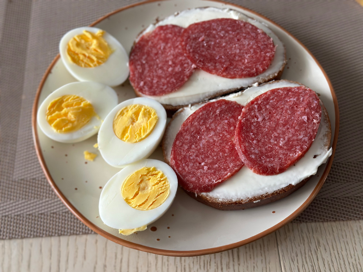 Бутерброды с плавленным сыром и колбасой, яйца