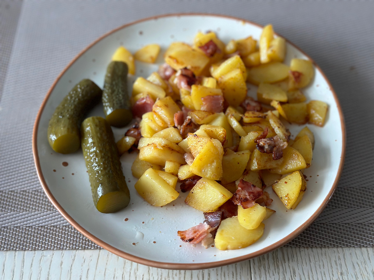 Картофель с беконом, огурчики