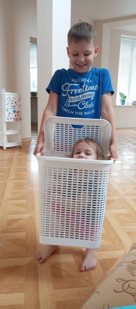 Дети развлекаются