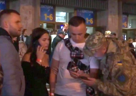    «Богатые тоже плачут». Массовые облавы ТЦК в кафе, клубах, на концертах на Украине назвали российской пропагандой