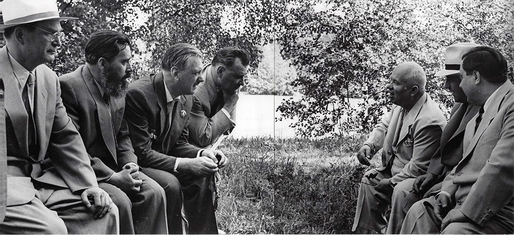    Май 1957-го, встреча с писателями. Первухин - крайний слева, Хрущев - крайний справа в правом ряду. / Фото: Из архива семьи М.Г. Первухина