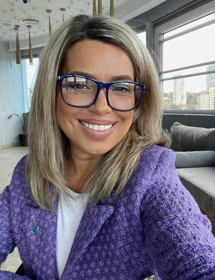 Анна Ника Гулева - телеведущая, тележурналист с опытом работы 10 лет на телеканале Россия. Сегодня я работаю как медиатренер и помогаю экспертам, предпринимателям, руководителям бизнеса укреплять личный бренд и бренд бизнеса через работу со СМИ и публичные выступления.