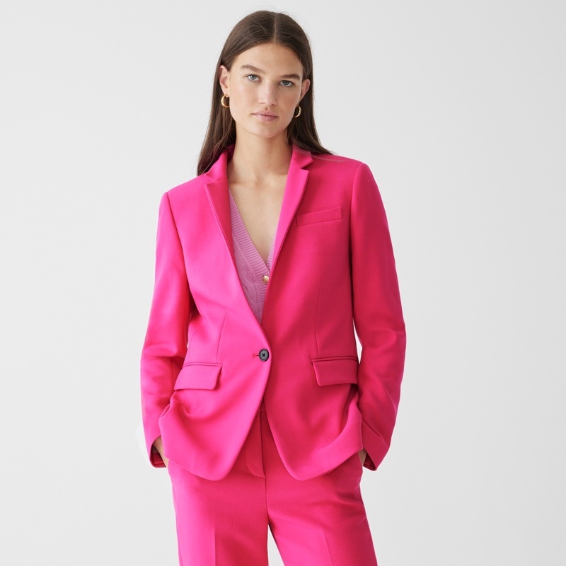 Классический блейзер отличается кроем и универсальным стилем