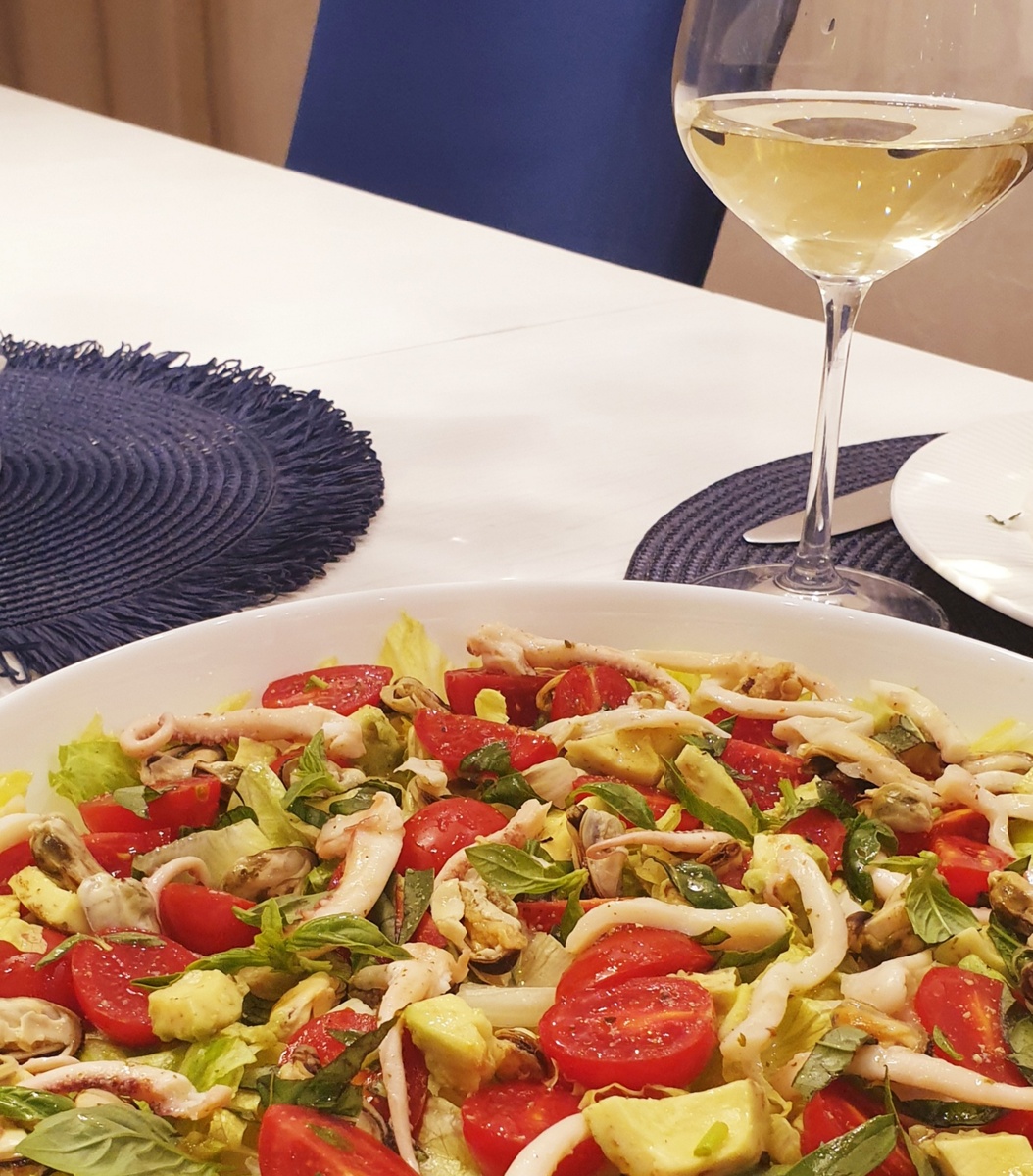 Салат с авокадо и морепродуктами 