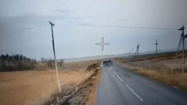 НАШ FPV-ДРОН ОБГОНЯЕТ ПИКАП С АКТИВНОЙ РЭБ УСТАНОВКОЙ И УНИЧТОЖАЕТ ТАНК. //СКРИНШОТ СТРАНИЦЫ ТГ-КАНАЛА CONDOTTIERO.