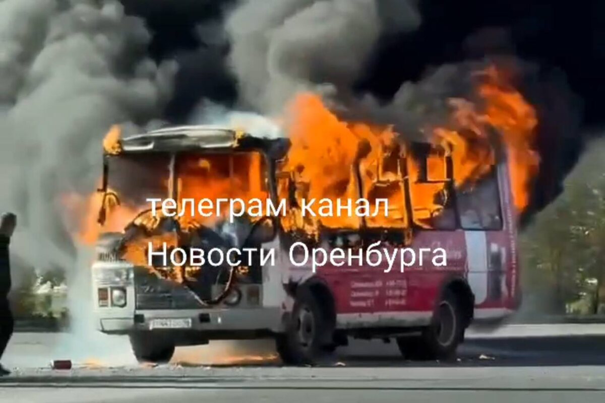    В Оренбурге на парковке у «Армады 2» сгорел маршрутный автобус