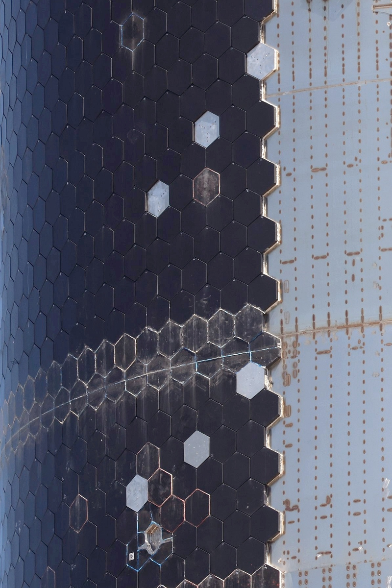 Корабль имеет 6 тестовых элементов, которые располагаются по одному из его бортов и находятся, как на самих плитках теплозащиты, так и вместо них. Предназначение их неизвестно, но оно может быть связано с тестированием температуры на данных участках корпуса во время входа