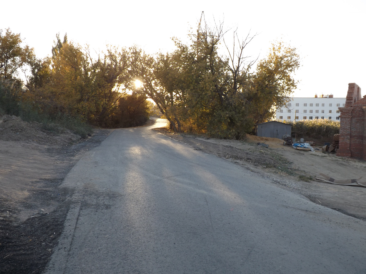 Раньше улица Жданова здесь заканчивалась. Теперь здесь асфальт, дорога выходит к ЖК.