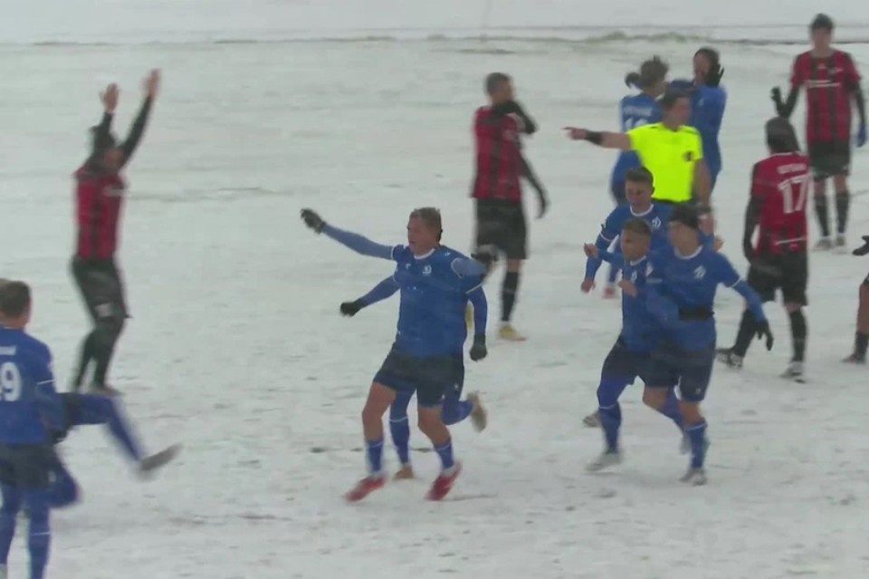    Яркин переправил мяч в ворота после навеса с левого фланга. Фото: скриншот прямой трансляции сообщества LEON — Вторая Лига | Дивизион Б