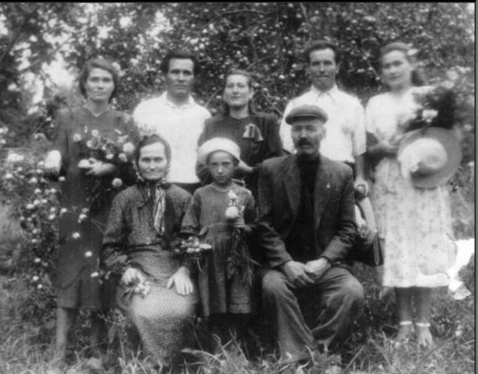 Золотарев (за отцом) с семьей. Родители в первом ряду.