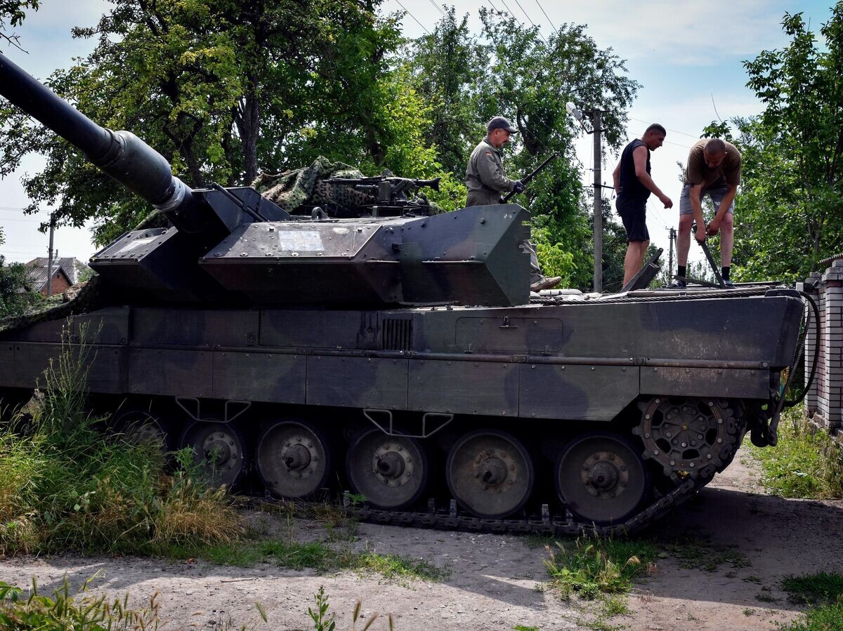    Украинские военные ремонтируют немецкий танк Leopard 2© AP Photo / Andriy Andriyenko