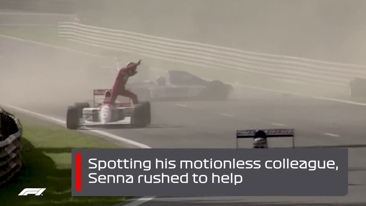 Увидев неподвижного коллегу, Сенна бросился на помощь.