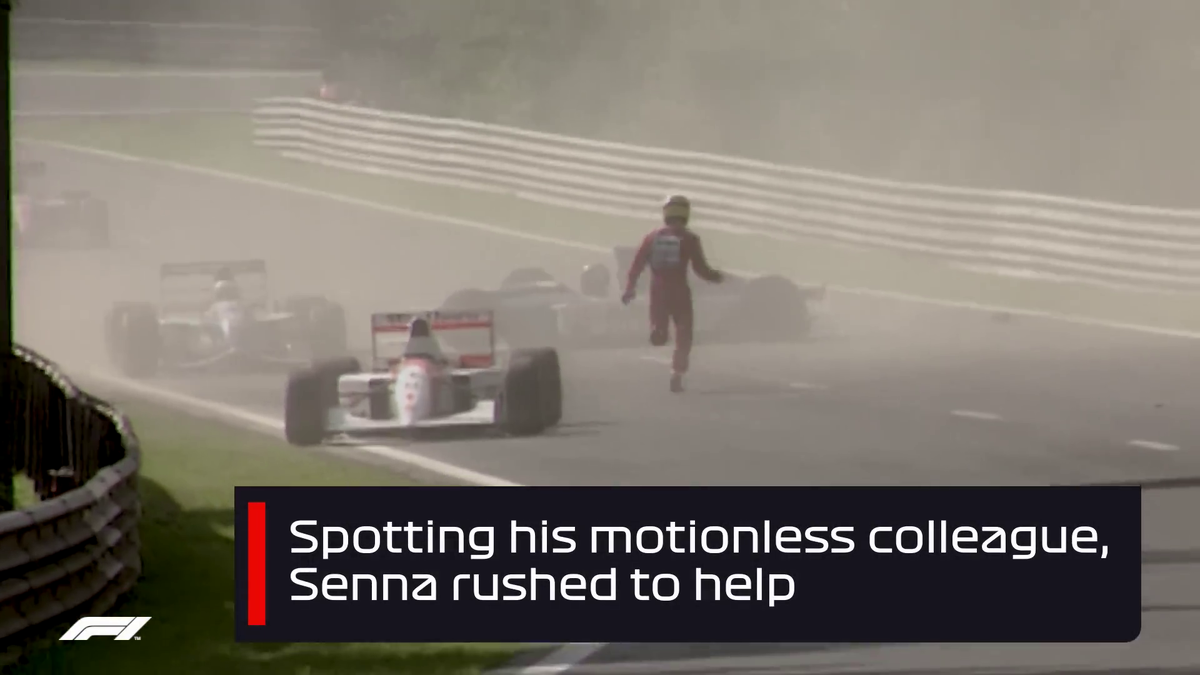 Увидев неподвижного коллегу, Сенна просился на помощь.