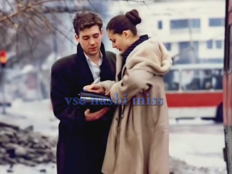 Александра и Чувилин. https://blogger.googleusercontent.com/img/b/R29vZ2xl/AVvXsEi_0yqMKloHNOmIDuPI-nI39c62yGEVWRjKxrFACybd9EGfyj61K1p9NfOrojtacxQRHzKtn-Aq5IMy-_cyTM6GemtcHl1LvdtErfjOM1UC_xRxkP_MjMzM_4j1xIIhnr-898FDO6Z7UTu7OkTPQ5MdphRwng3hYEpmA3VlglmiBQheMh5uRM6VgqUR/s739/0%20%D0%9C%D0%B8%D1%81%D1%81%20%D0%A0%D0%BE%D1%81%D1%81%D0%B8%D1%8F%201996%20%D1%81%D1%82%D0%A8%D0%90%D0%B2%D1%82.jpg