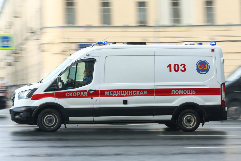    Бригада скорой помощи, прибывшая на место, констатировала смерть ребёнка. Фото: © Petrov Sergey/news.ru/Globallookpress