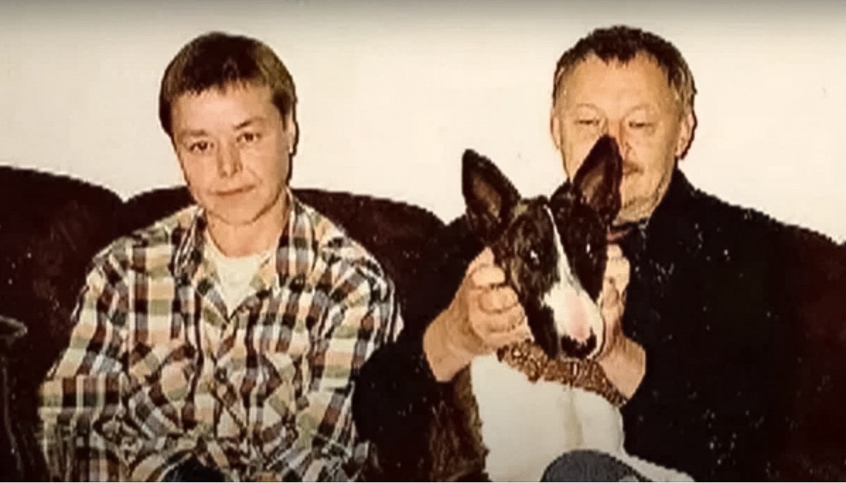 Наталья и Михаил Кононовы с любимой собакой Фросей. 1990-е годы