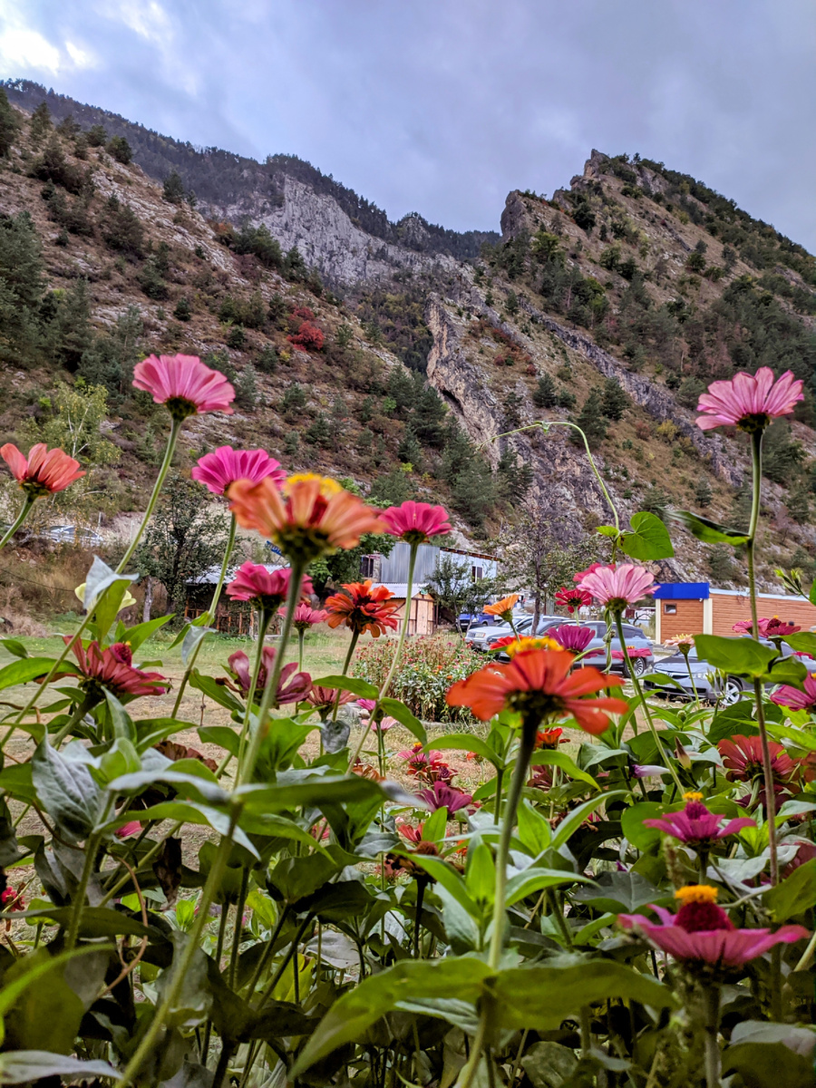Внутри этих скал прячется Карадахская теснина. 