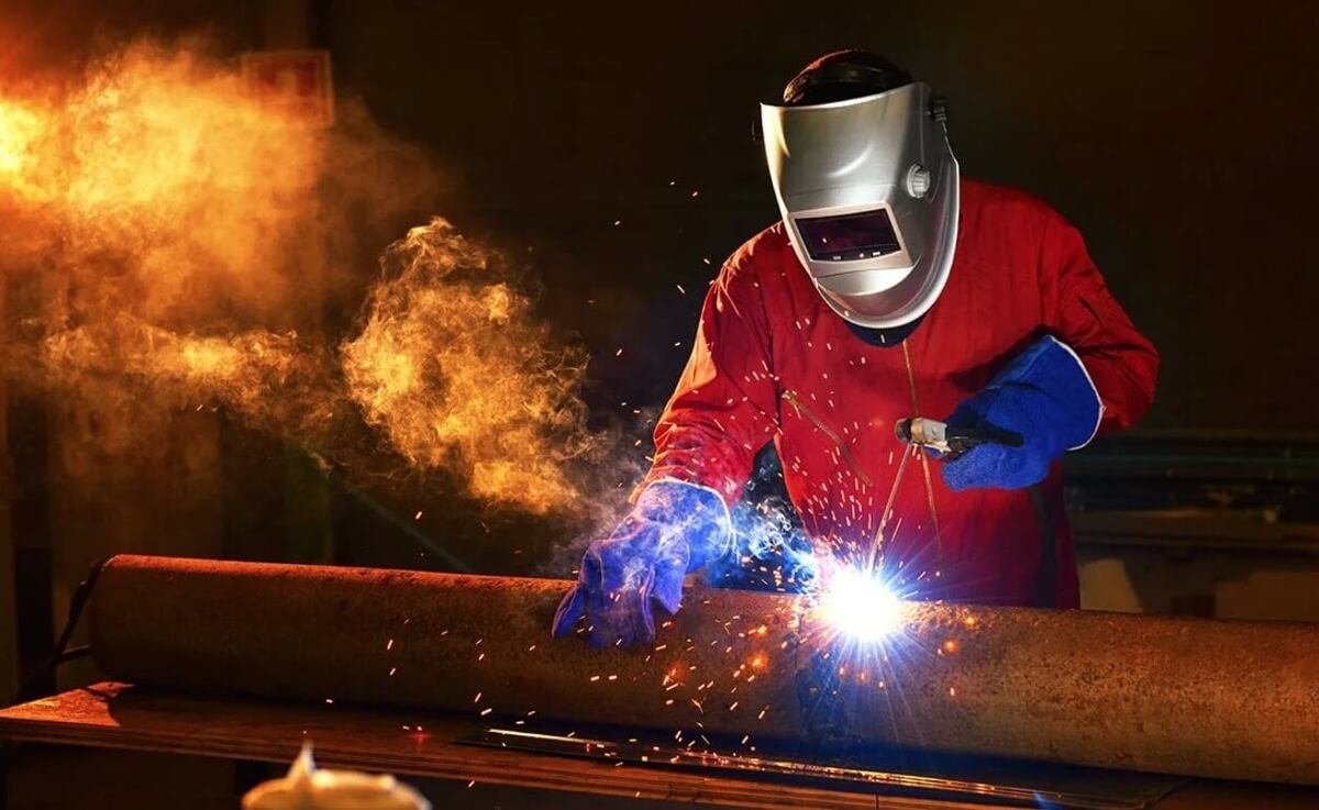    Смотреть на сварку действительно опасно — сейчас вы узнаете, почему. Источник изображения: alter220.ru