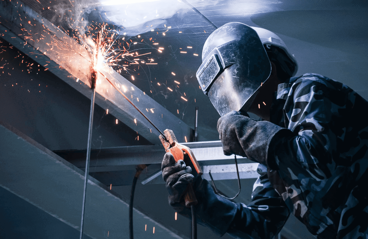    Во время работы со сваркой необходимо надевать защитную маску. Источник изображения: Reddit