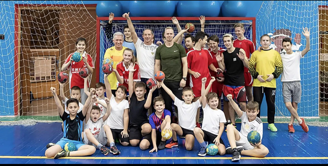 Со спортивными заездами столичные школьники знакомятся на «Уроке с чемпионом». С ребятами уже занимались двукратная олимпийская чемпионка по синхронному плаванию Елена Азарова, олимпийский чемпион, чемпион мира и Европы по гандболу, заслуженный мастер спорта России Денис Кривошлыков и другие спортсмены.