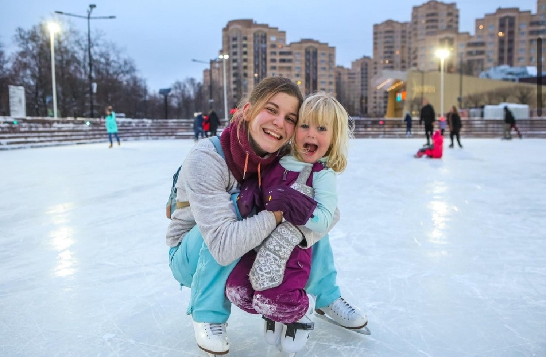 Первый общественный каток открыли в саду «Эрмитаж». Это произошло в 1894 году. Каток заливали вручную, и, по сути, это был первый в Москве искусственный лёд.