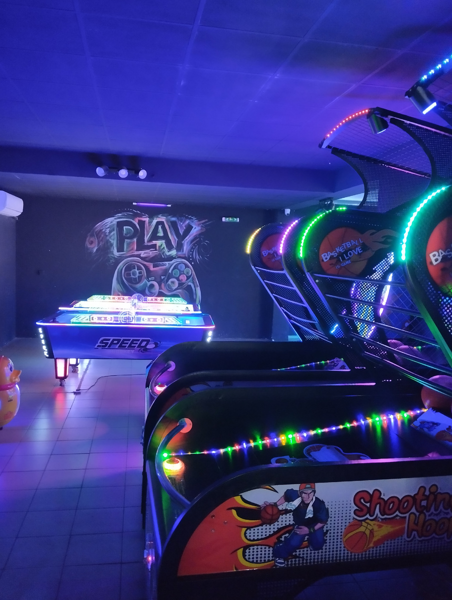 Дети за столом едят торт