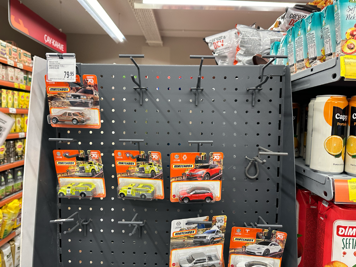 В машинки Тимоха, кстати, играет с удовольствием и дома. Они идеального размера, чтобы брать их с собой в кармане.