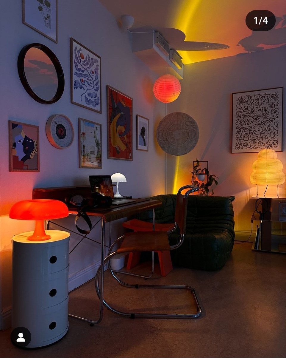 Что мы видим тут? Три источника света: рассеянный теплый верхний свет, имитация заката и настольный источник света