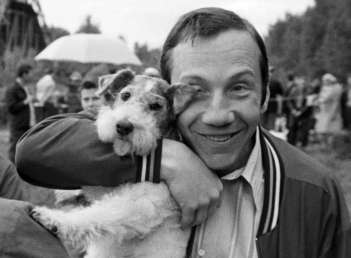 Советский актер Савелий Крамаров со своей собакой, 1970-е годы. Фото П. Носова