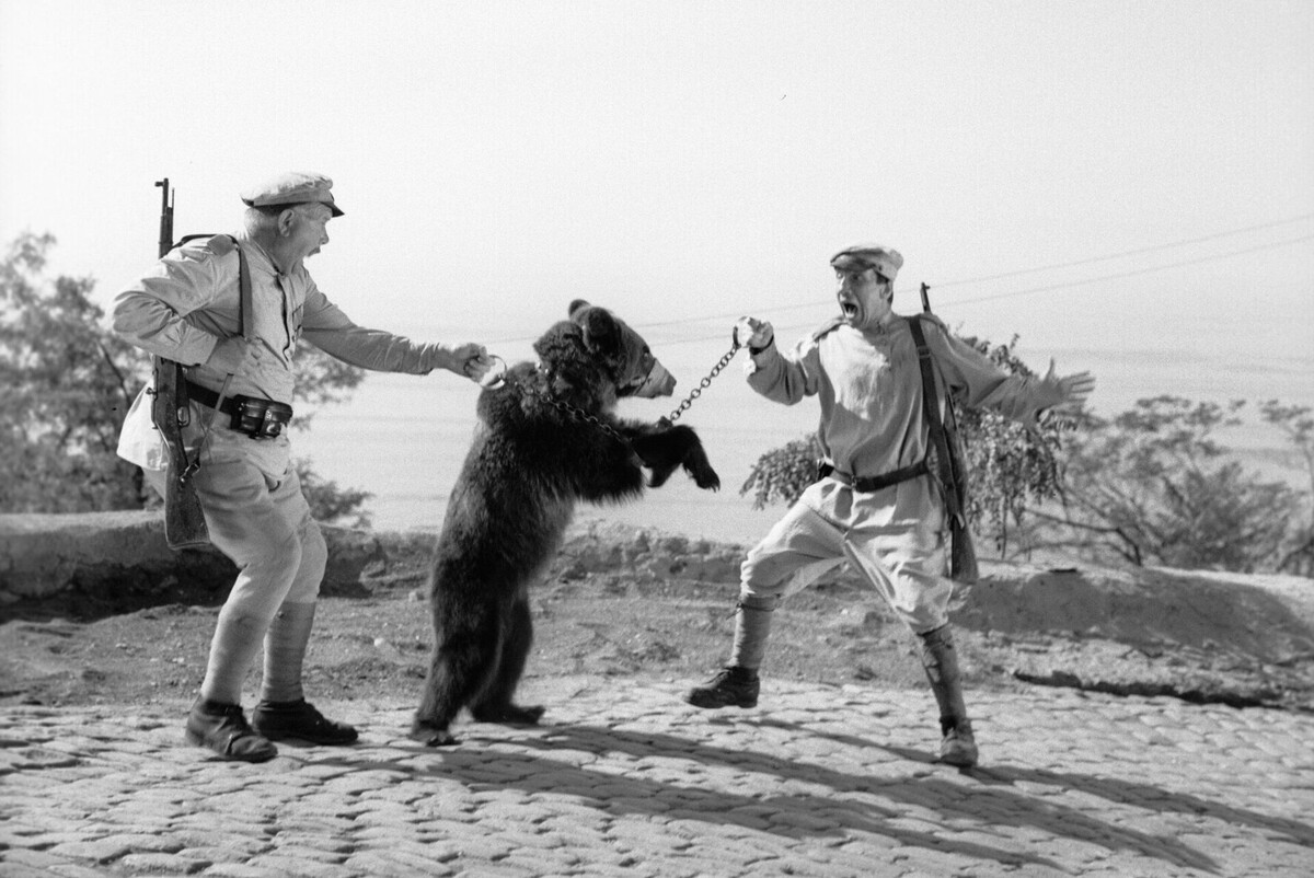 Савелий Крамаров в сцене из фильма «Новые приключения неуловимых», 1968 год. Фото: РИА Новости