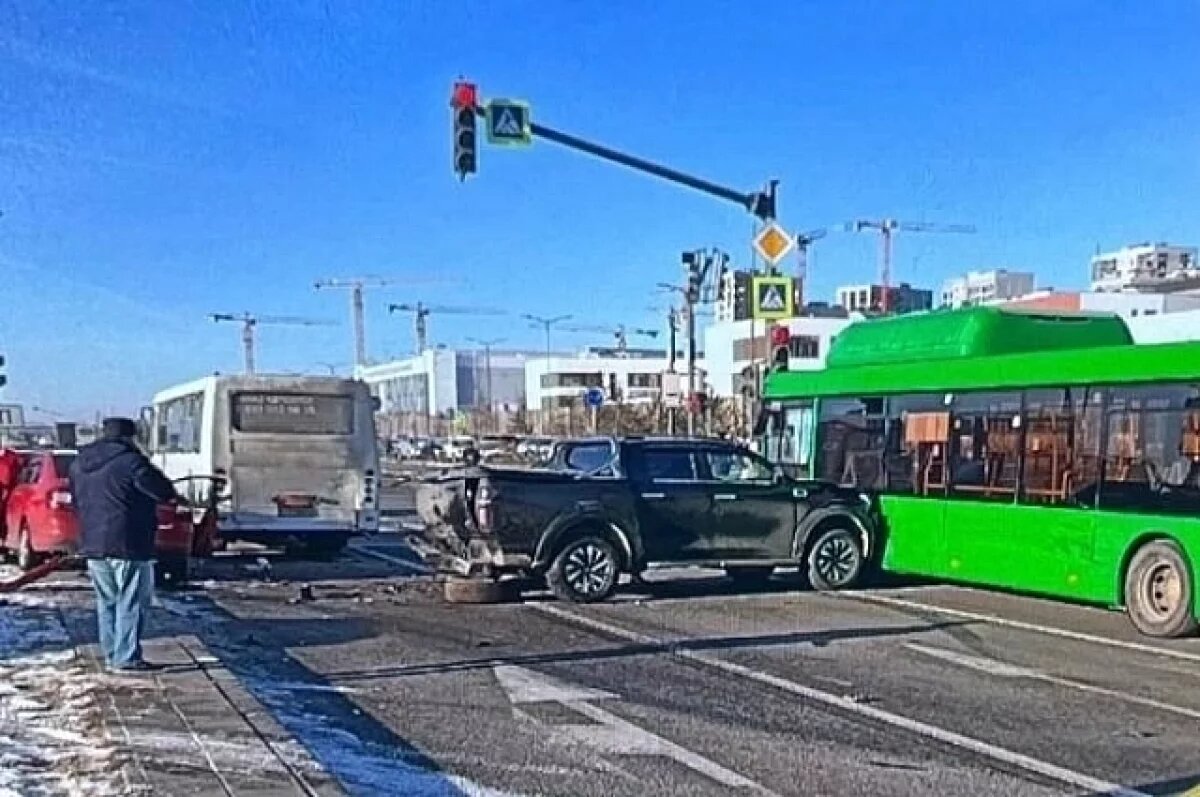    В Екатеринбурге пьяный водитель спровоцировал массовое ДТП с автобусами