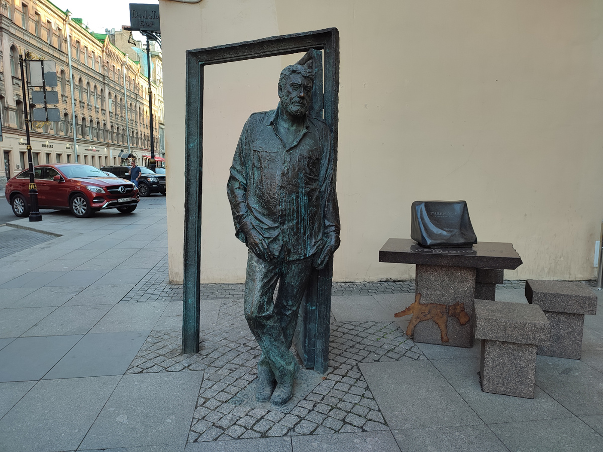 Памятник Сергею Довлатову (авторы – Вячеслав Бухаев, Антон Иванов и Марлен Цхададзе) был открыт в городе на Неве 4 сентября 2016-го. Установили его возле дома № 23 на улице Рубинштейна, где жил писатель