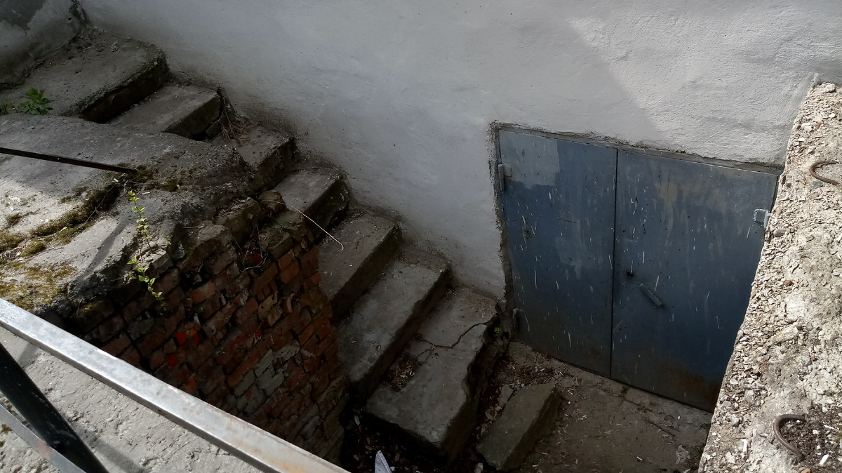 Двери под землёй