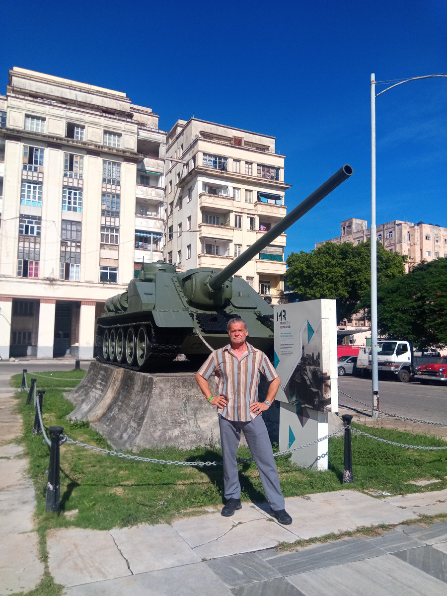   Бернд танк везде найдет. Площадь перед музеем революции в Гаване. Танк, конечно, СССР подарил.