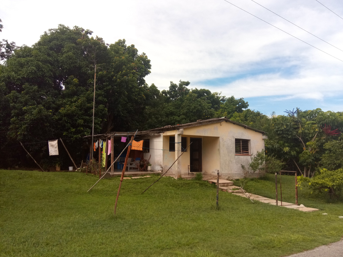 Домок недалеко от отеля. Окон нет, отапливать его тоже не нужно. Есть домики для местных на турбазах вообще без окон. 