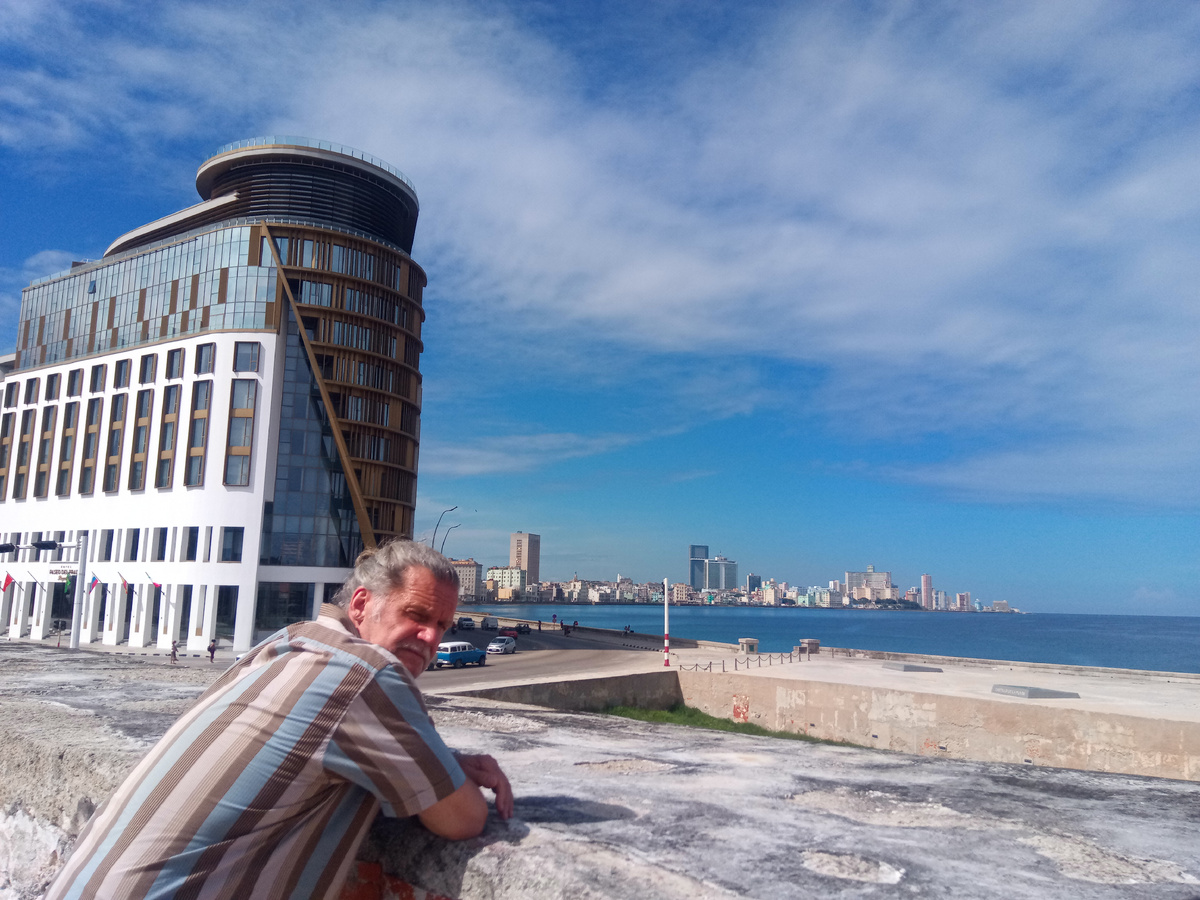 Набережная Малекон, вид на современный квартал. В один из этих отелей нас потом  привезут из аэропорта. 