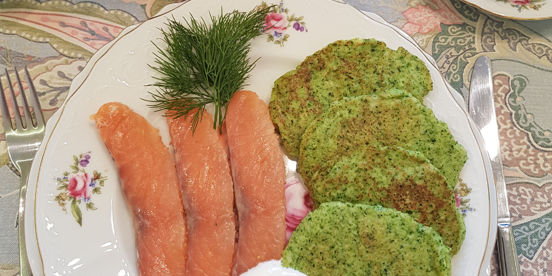 Оладьи из брокколи с солёной сёмгой