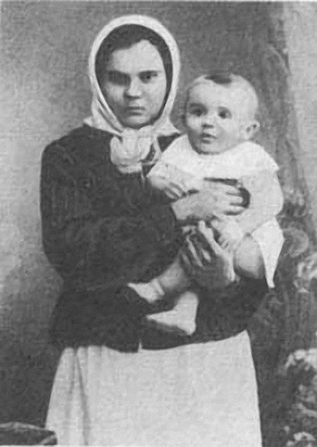 С няней Варварой Ивановной Марченко, 1907