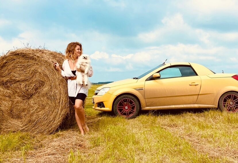 Я, шпиц Белла и моя машина-герой, на которой я путешествую