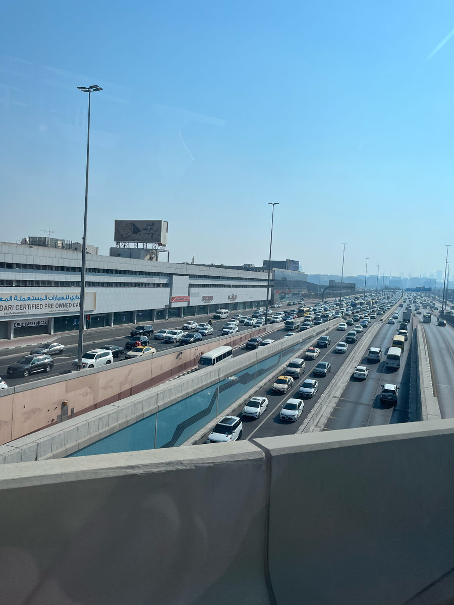 На выезде из аэропорта DXB Дубай. Думаете, там пробок не бывает? Да похлеще наших ещё (это отдельно расскажу, "покаталась", ну а правильнее написать - постояла...)