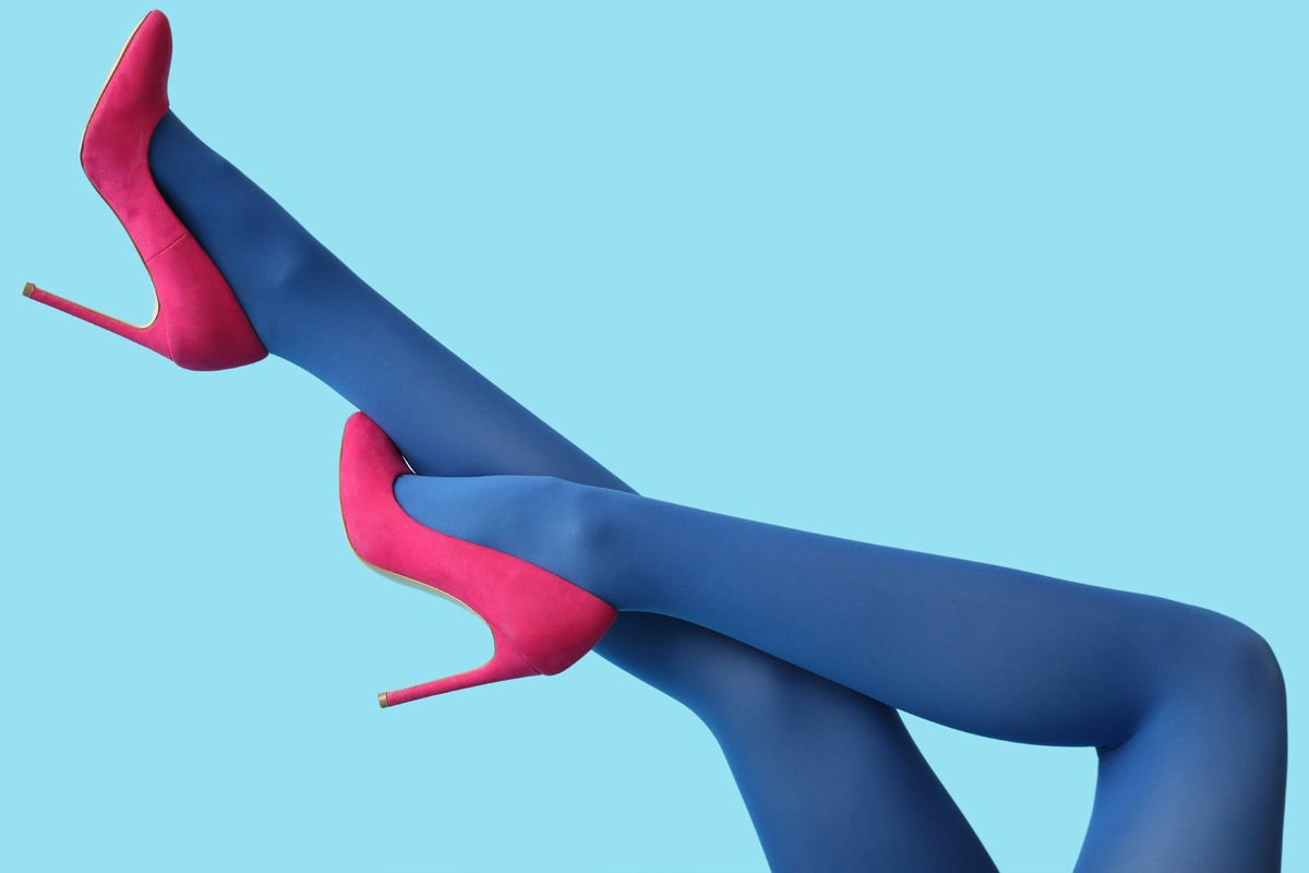     Синие колготки: главный хит в моде 2025 года