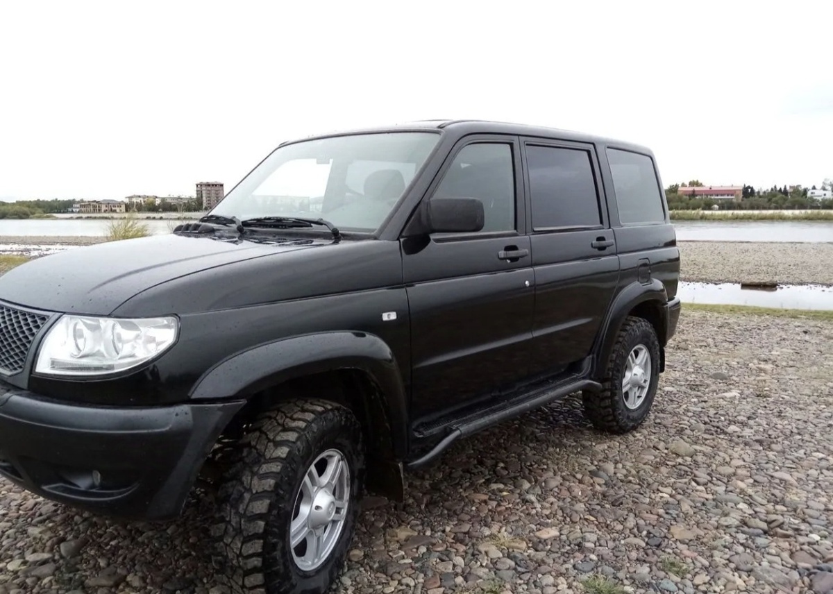 И так за что же стоит полюбить эту машину? Это конечно же бездорожье, кто бы чтобы не говорил а он едет везде. Немного информации для тех кто не читал предыдущие статьи. Машина лифтована на 7 см стоят самоблоки вал рейсинг, сапуны выведены под капот, резина Мт, усиленные привода , кардан задний от пикапа. После приобретения первой же поездкой была природа 🌿🍃дождь грязь все как полагается с первых минут езды приятно удивил проехал 5 км по грязи даже отключил передний привод. После этого стало даже интереснее в завершении поездки даже начал крутить пятаки))). Дальше больше поездки в горы вдоль ЛЭП, езда в лесу с преодолением упавших деревьев, выезд на офроуд с компанией таких же чудиков. Зимой вообще не мог нарадоваться во дворах на не очищенных парковках в снегопад , метель и любую пургу не разу не подводил. Всю зиму развлечением было таскать различные машины от кроссоверов вплоть даже Лексус 570 сначала вытащил но дальше даже по моей колее ехать он не смог пришлось тащить 2 км до места где живу. Но не все так однозначно поехав к родителям после обильного снегопада с пургой доехал до заезда к дому осталось буквально 50 метров застрял. Хотя отец говорил что даже т150 не смог проехать пробить дорогу но я привык 3 скорость пониженная газ в пол обычно все пробивал но тут сел на мосты. Попробовал найти помощь рядом благо в деревне все на полно природных первой попробовала  Нива 3 дверка но даже 5 метров по моим следам не смогла проехать, следующим нашел шевроле ниву та более менее смогла доехать но тянуть увы и ах 😌не смогла (так как сама еле передвигалась по колее) выручил трактор к 700 который приехал дорогу пробивать. Случаев разных было много одной статьи на это не хватит. По этому сделал для себя вывод машина проходимая но если застрял иди за трактором как ниву её не вытолкаешь. 