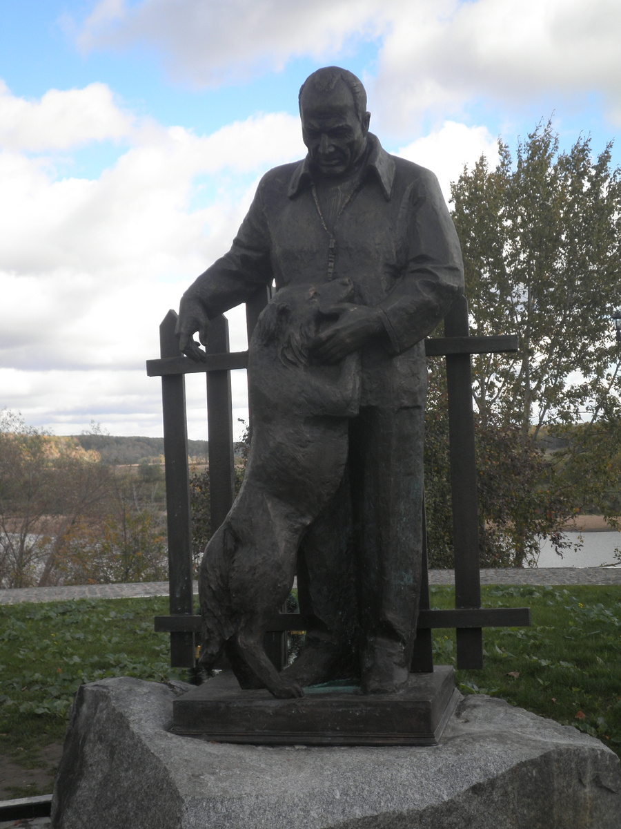 Памятник К.Г.Паустовскому в г.Тарусе. Листайте страницы галереи.