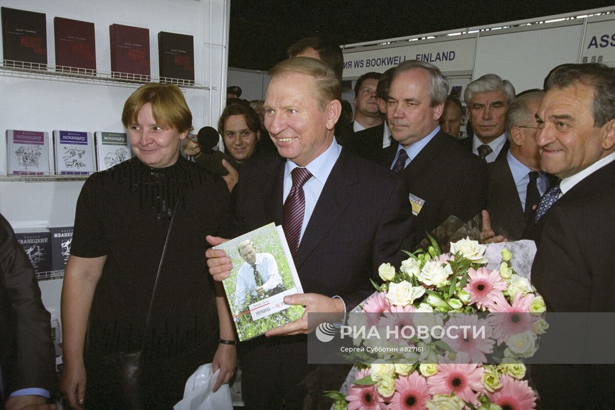 Москва, 3 сентября 2003 года. Президент Украины Леонид Кучма (в центре) во время презентации своей книги "Украина - не Россия" на XVI-й Московской международной книжной выставке-ярмарке / Источник: РИА Новости
