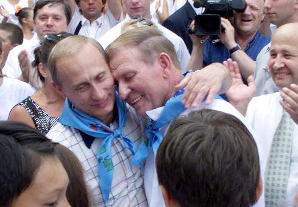 Президент России Владимир Путин и президент Украины Леонид Кучма в пионерлагере Артек. Крым, 2001 год.