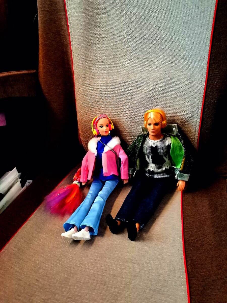 Фёдор и Ноябрина устроились на своих местах.