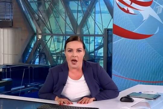    Под ведущей Первого канала Екатериной Андреевой в прямом эфире сломался стул