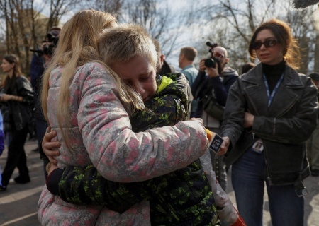    Украинские родители вывозят своих несовершеннолетних сыновей за границу