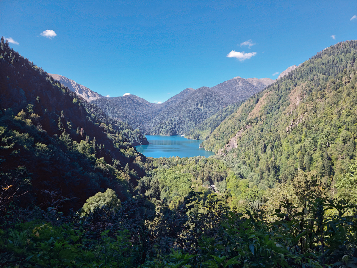 Озеро Рица, расположеное на высоте 950 м над уровнем моря. Абхазия.